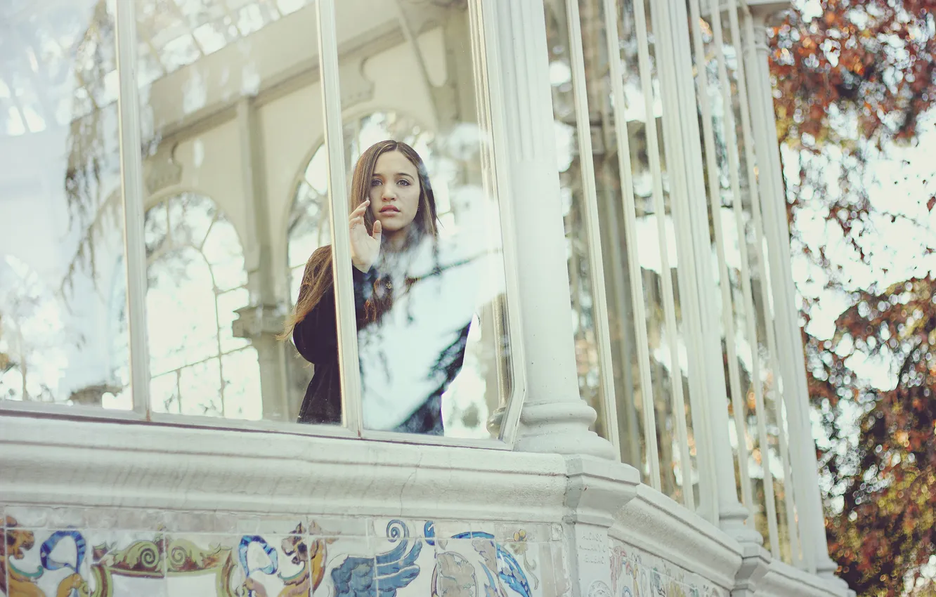 Photo wallpaper glass, girl, face, goodbye