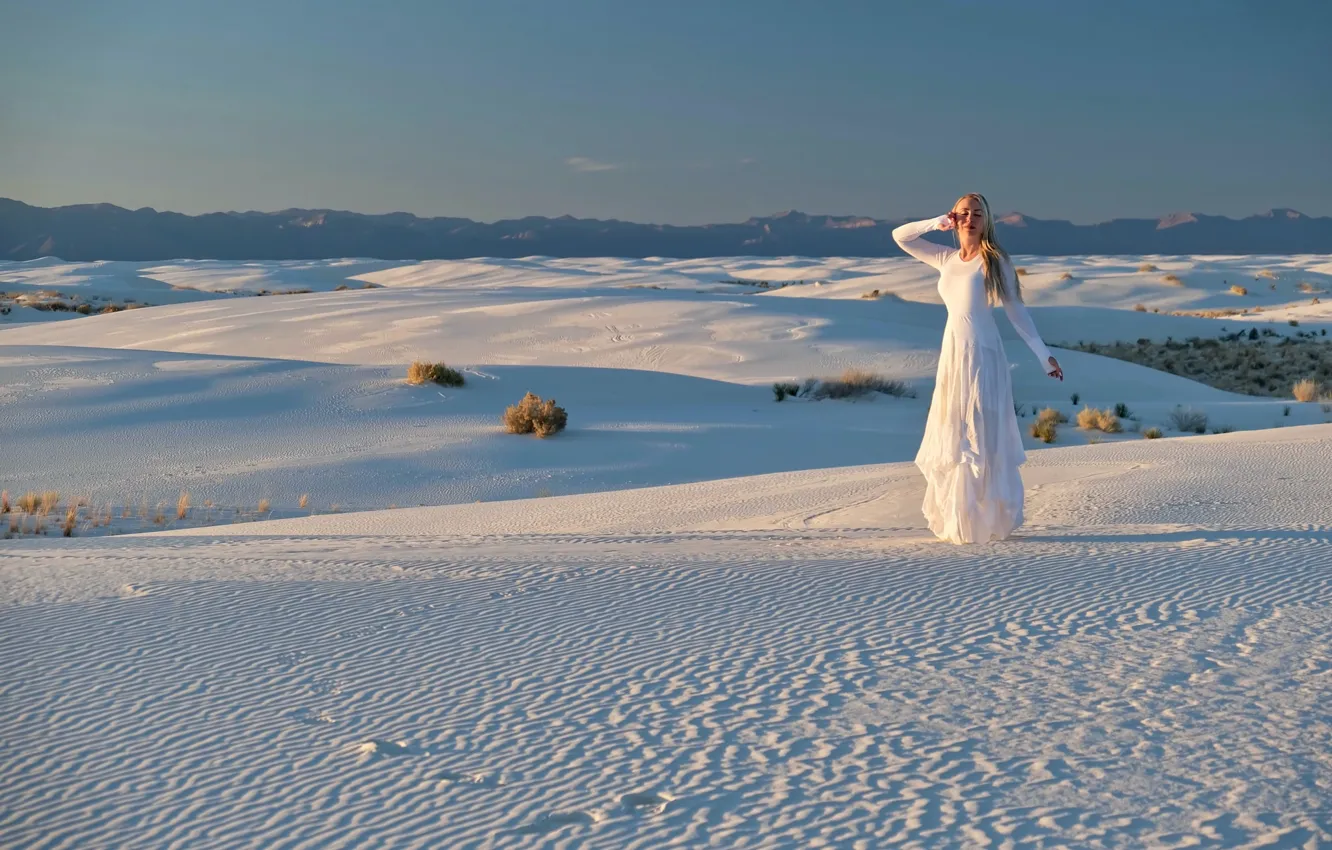 Photo wallpaper pose, desert, sand, girl, the sun, Marina Poushkina