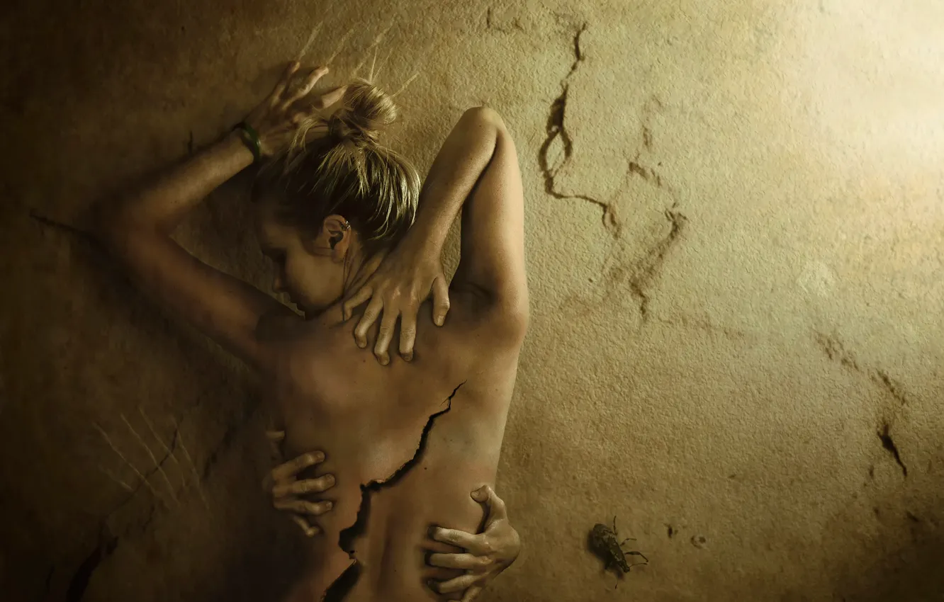 Photo wallpaper girl, cracked, wall, back, pain