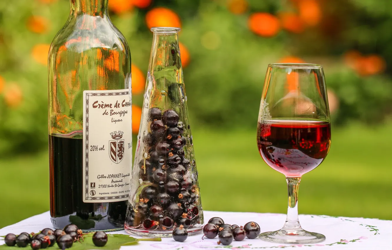 Photo wallpaper berries, glass, bottle, infusion