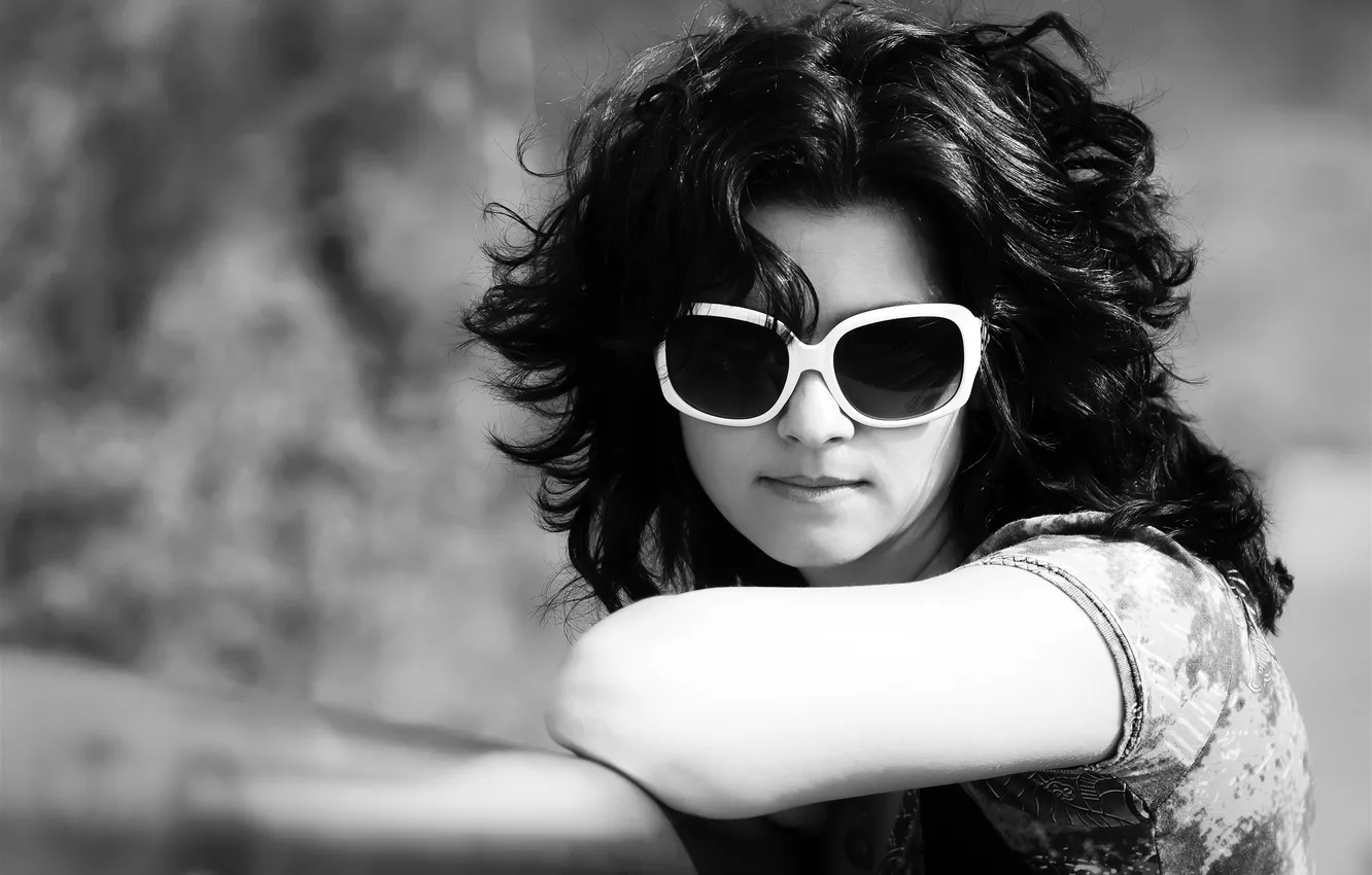 Photo wallpaper BRUNETTE, GLASSES, FACE, Black and WHITE, PORTRAIT