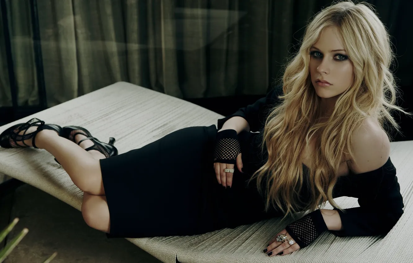 Photo wallpaper look, pose, Girl, dress, singer, Avril Lavigne, Avril Lavigne