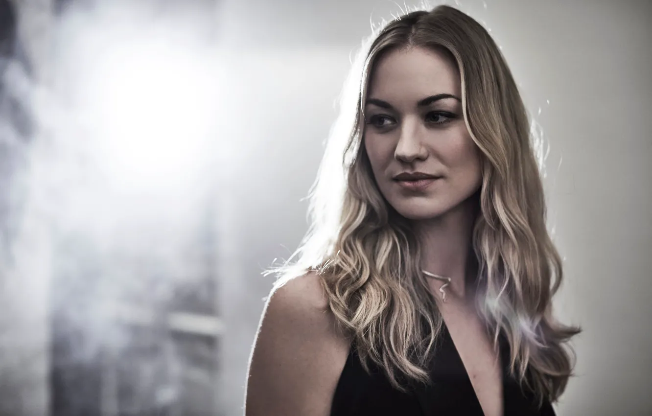 Photo wallpaper Yvonne Strahovski, Yvonne Strahovski, at the photo shoot for the show, The Handmaid's Tale