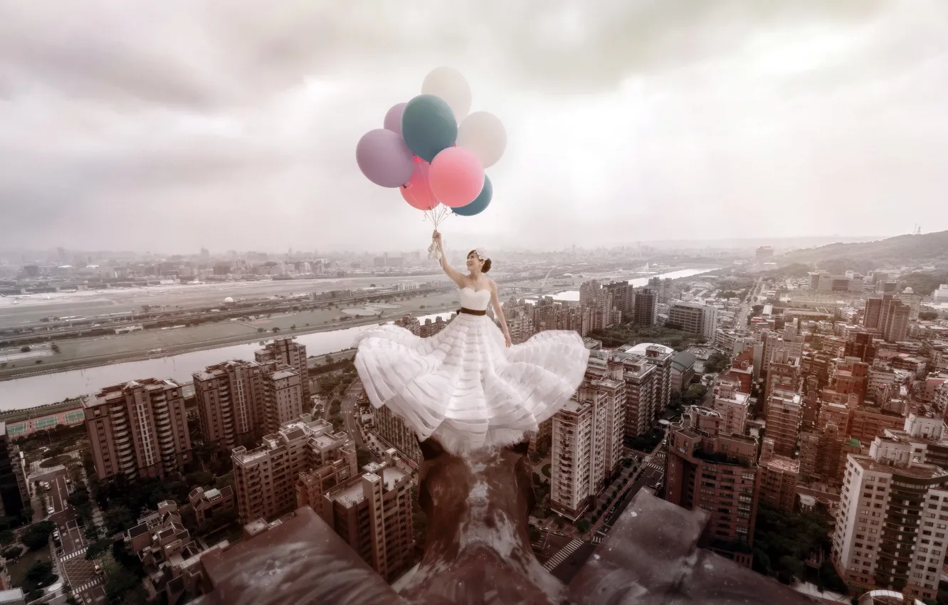 Photo wallpaper girl, the city, balls