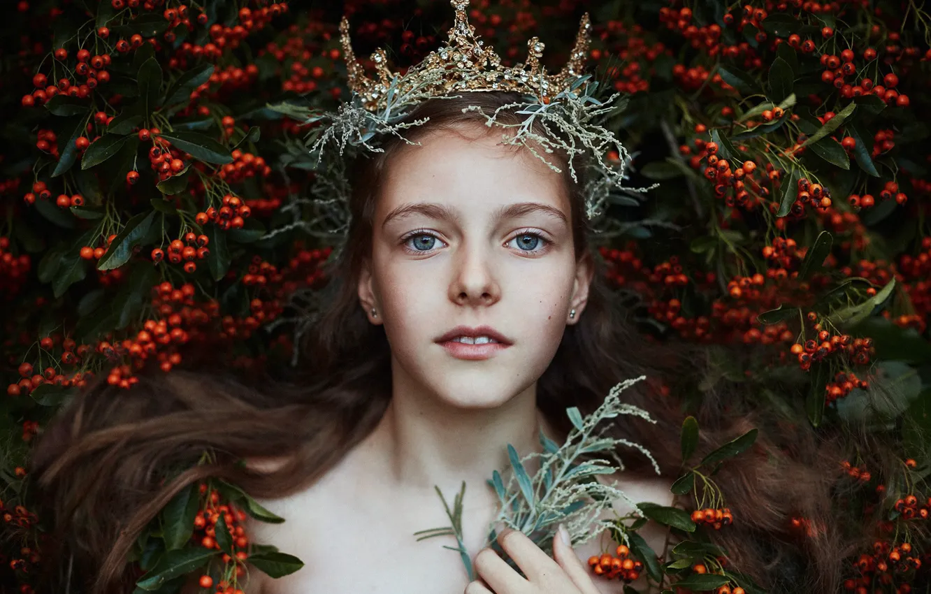 Photo wallpaper look, girl, face, berries, portrait, crown, Princess, Bella Kotak