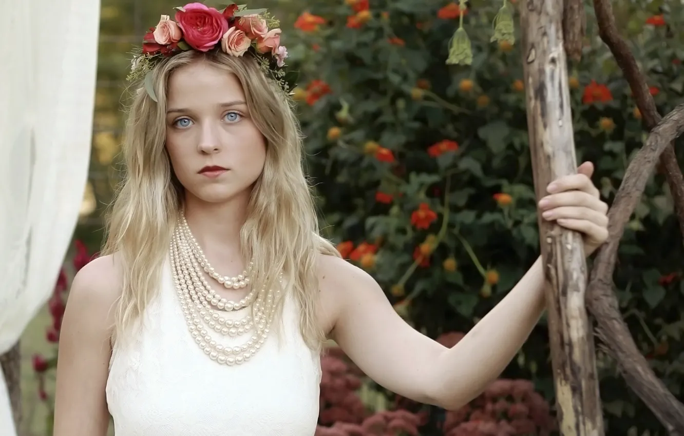 Photo wallpaper girl, blonde, beads, wreath