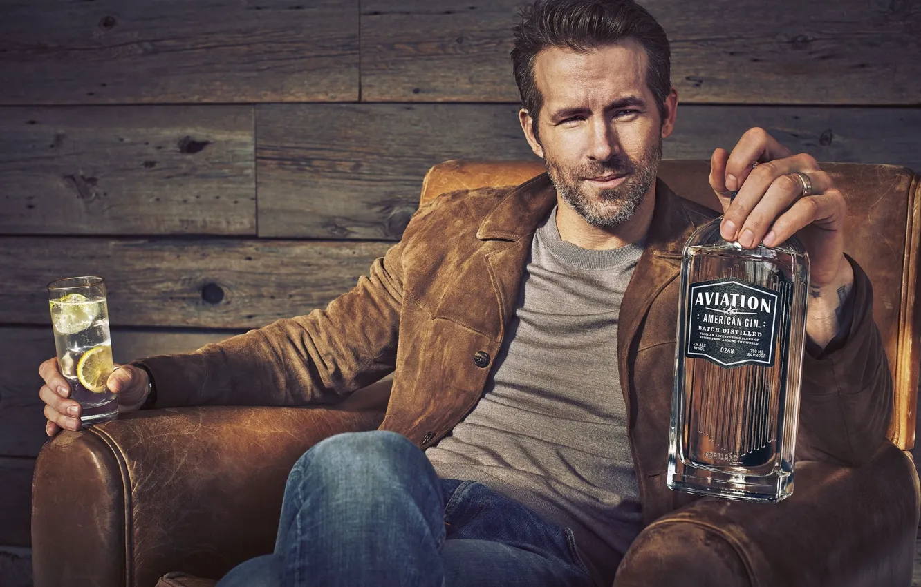 Photo wallpaper Ryan Reynolds, actor, chair, look, bottle, beard