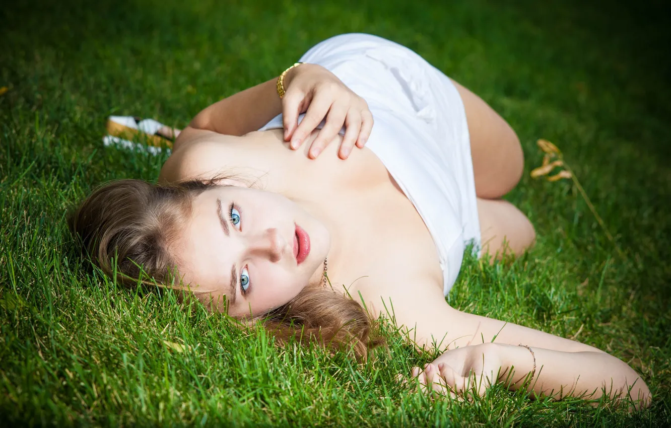 Photo wallpaper summer, grass, look, girl, face, green, hair, lies