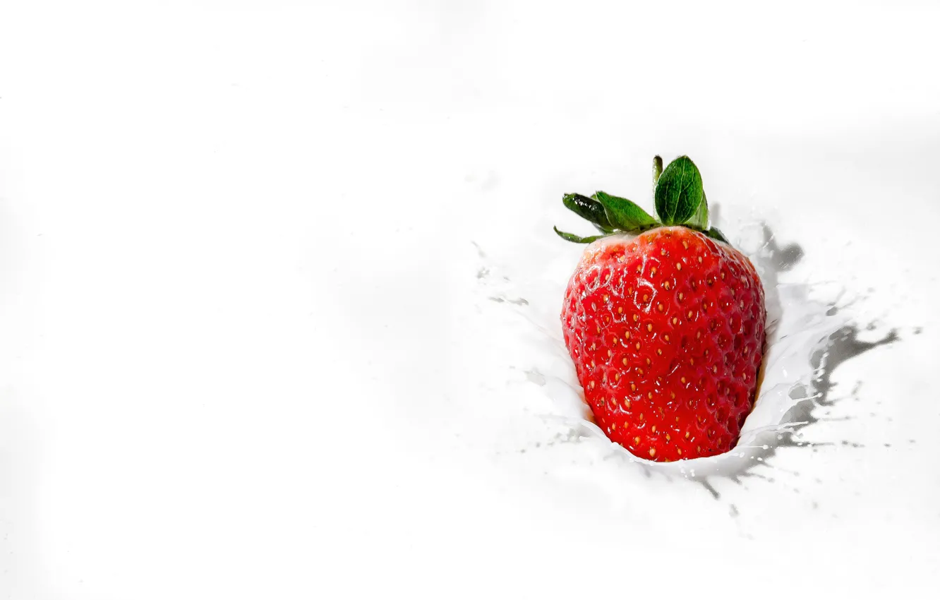 Photo wallpaper splash, strawberry, milk