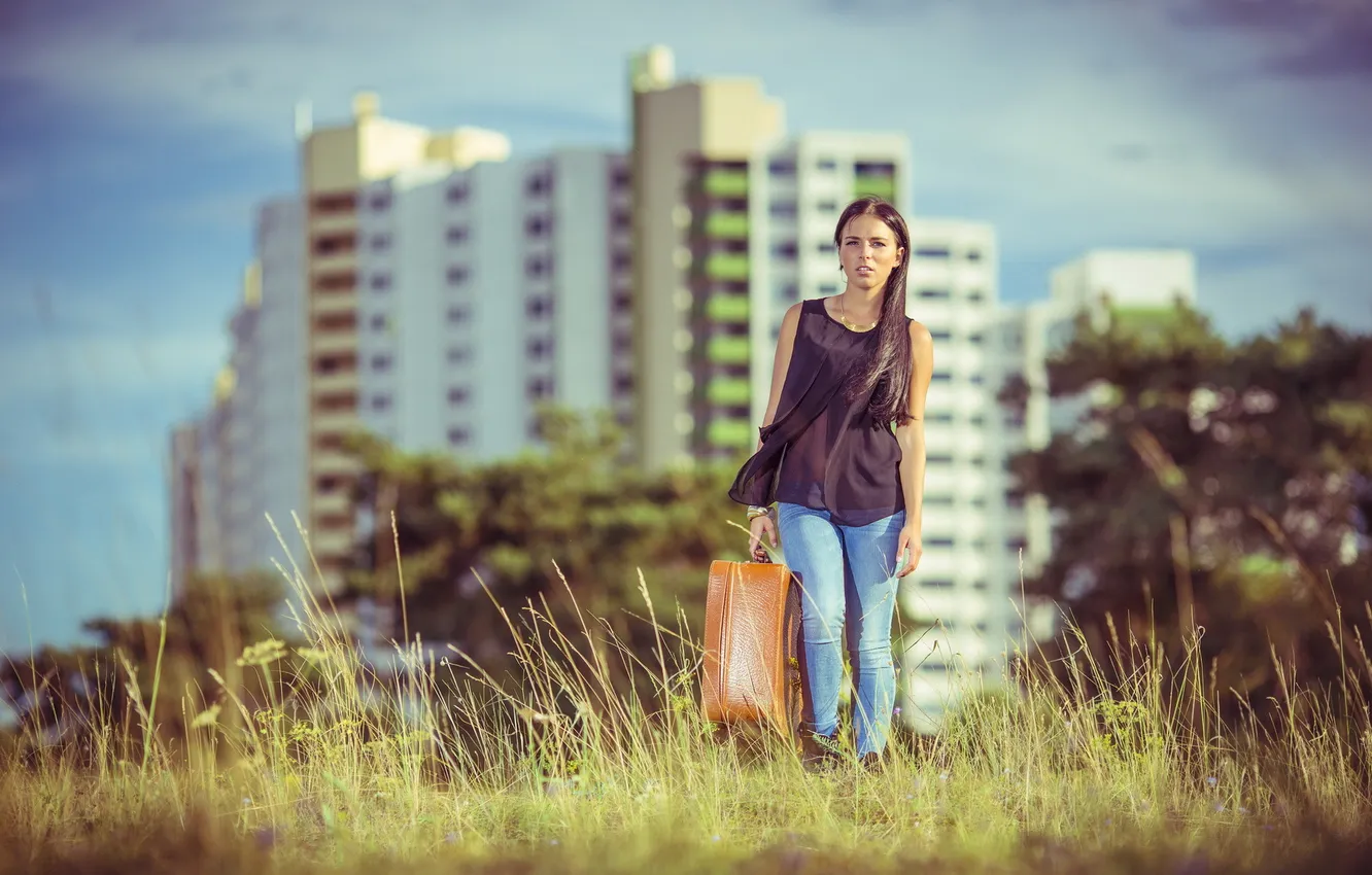 Photo wallpaper girl, the city, suitcase