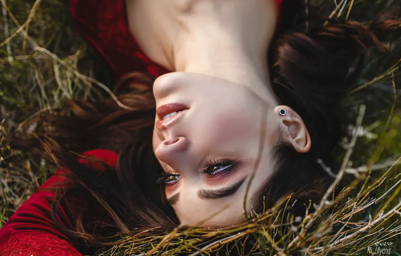 Photo wallpaper grass, girl, face, mood, makeup, Juliana Mizinova