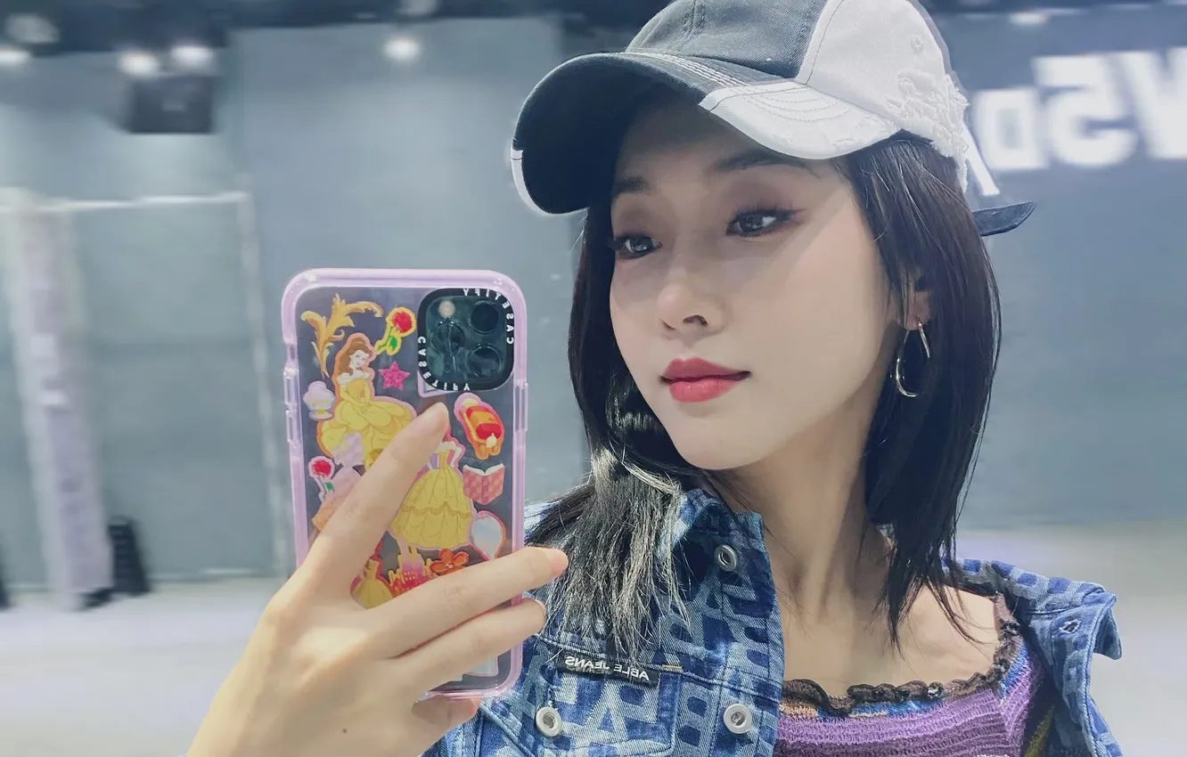 Photo wallpaper girl, cap, smartphone, selfie, Xuan Lu, Xuan Lu