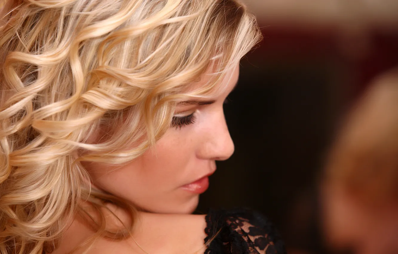 Photo wallpaper curls, lace, shoulder