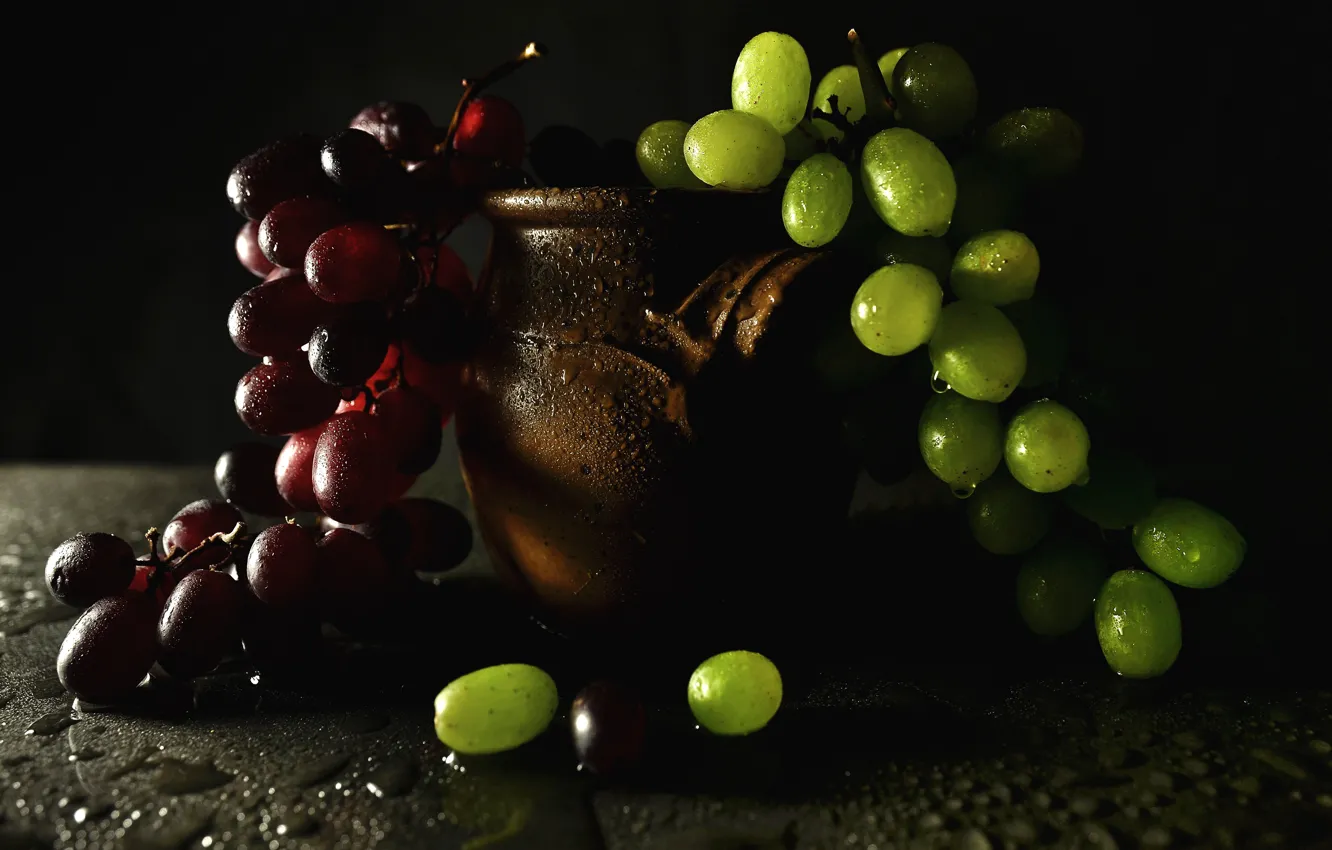 Photo wallpaper drops, red, green, darkness, grapes, bunch, pot, twilight