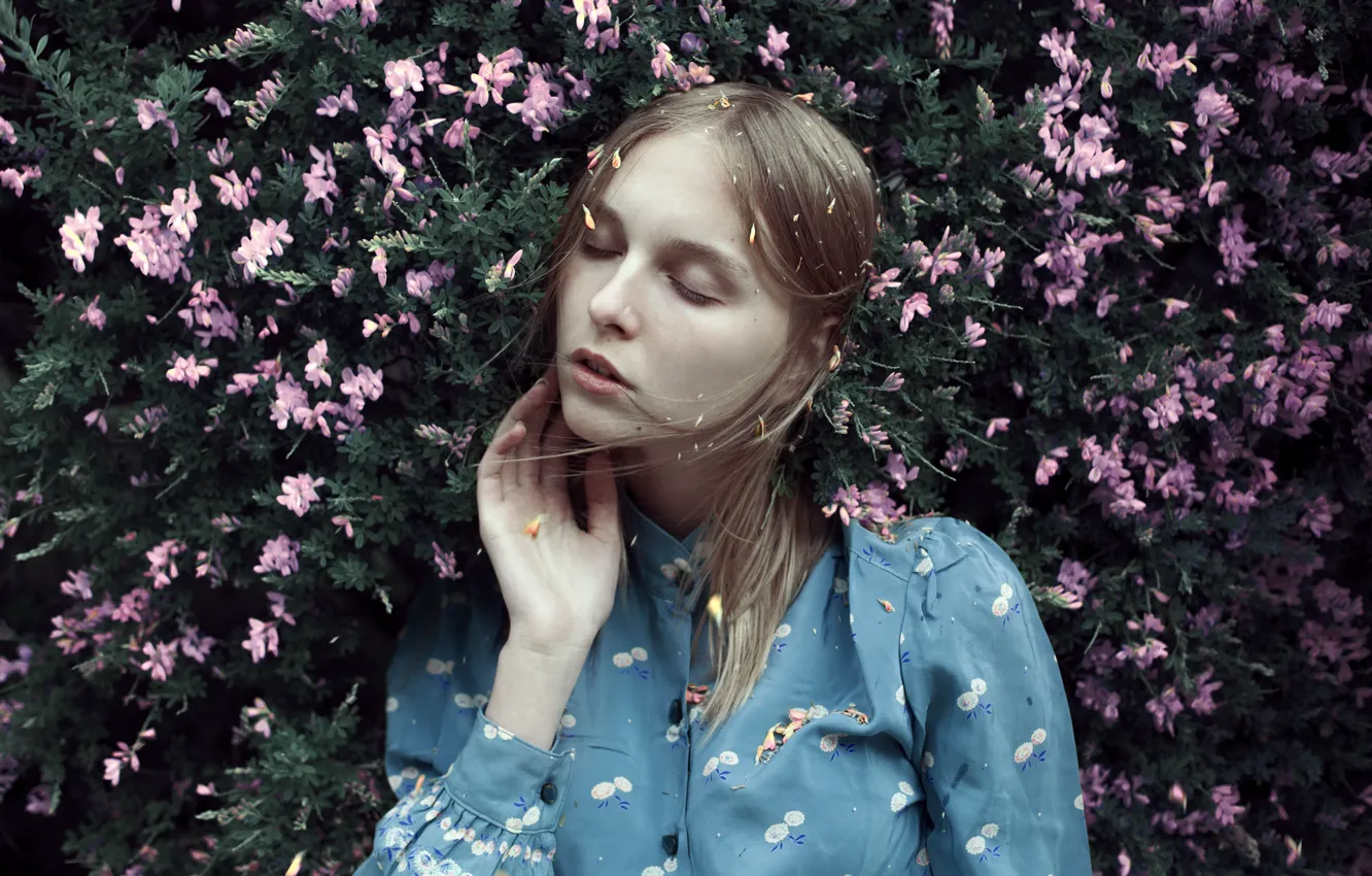 Photo wallpaper girl, flowers, lazy