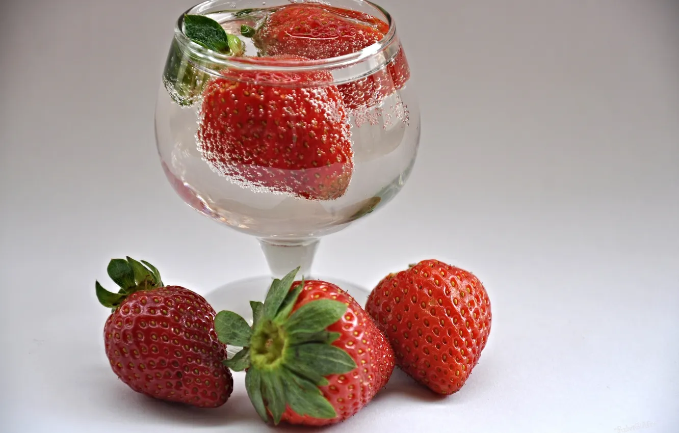 Photo wallpaper water, macro, berries, strawberries, strawberry, glass