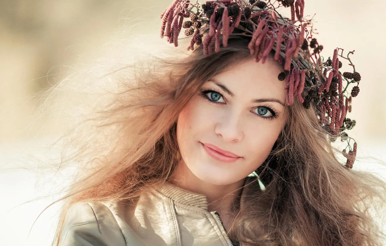 Photo wallpaper look, girl, smile, portrait, wreath, alder