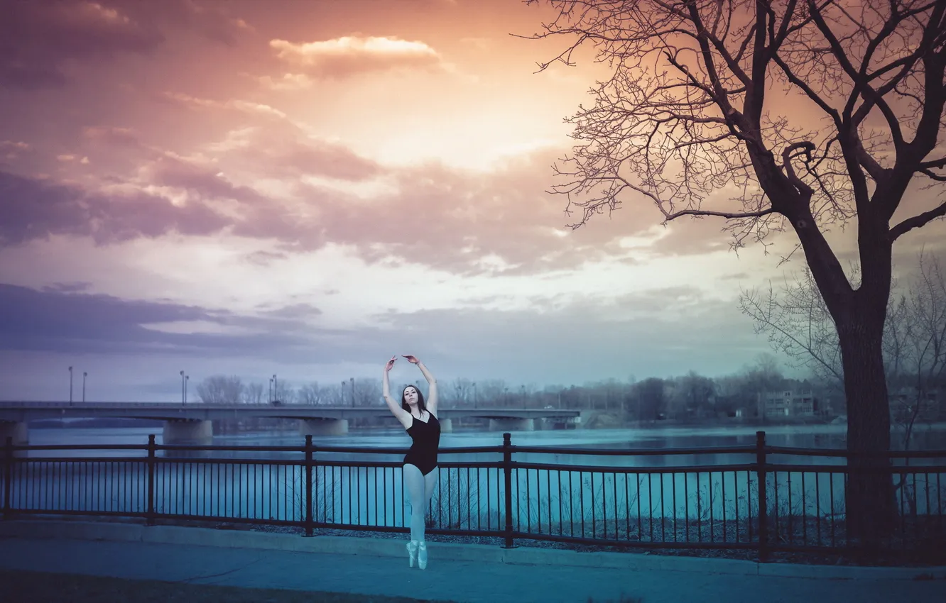 Photo wallpaper girl, the city, pose