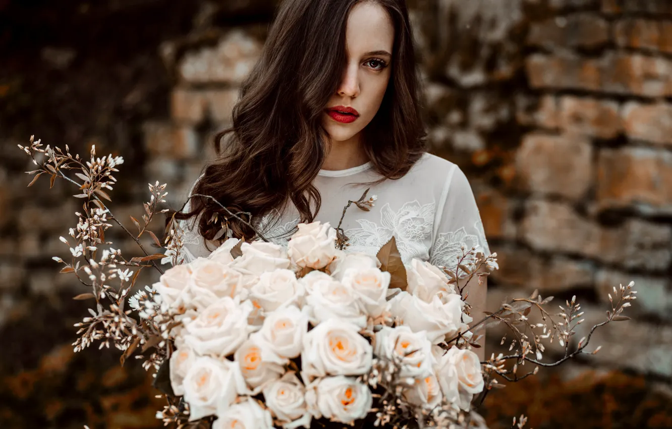 Photo wallpaper flowers, face, background, hair, roses, bouquet, lipstick