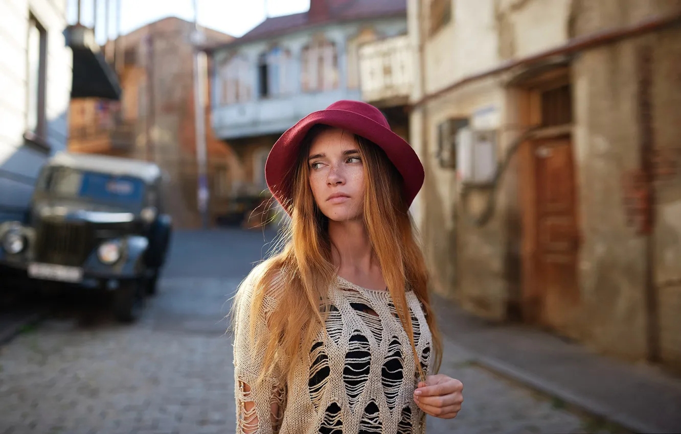 Photo wallpaper the city, freckles, hat, curls, Nastassja Nalini