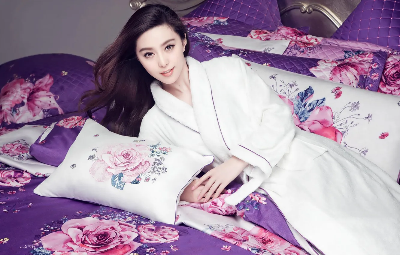 Photo wallpaper girl, bed, Bathrobe, Fan Bingbing