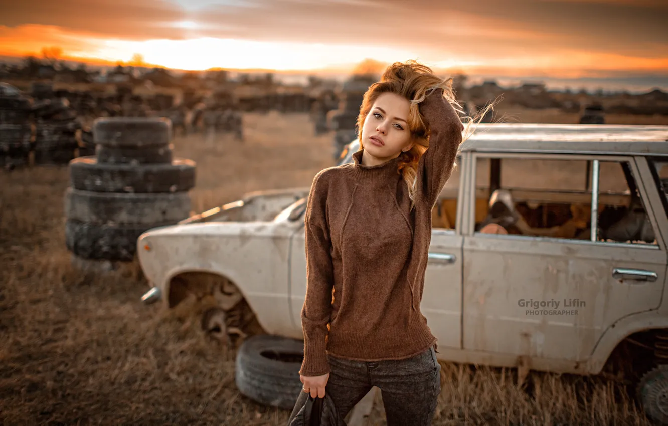 Photo wallpaper sunset, pose, background, model, portrait, jeans, the evening, makeup