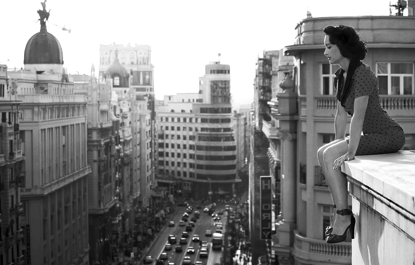 Photo wallpaper girl, the city, tube, on the edge