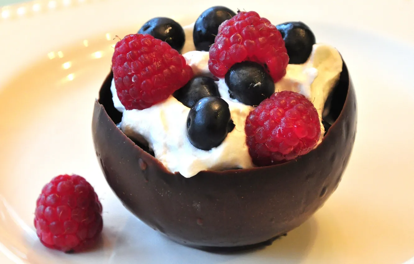 Photo wallpaper berries, raspberry, chocolate, cream, dessert