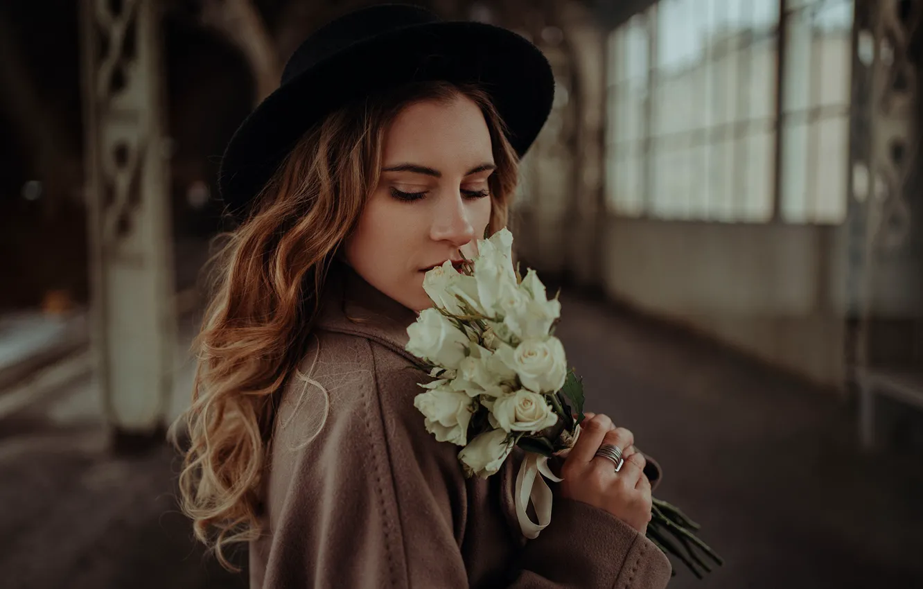 Photo wallpaper girl, flowers, face, bouquet, hat, long hair, white roses, Albina Ponomareva