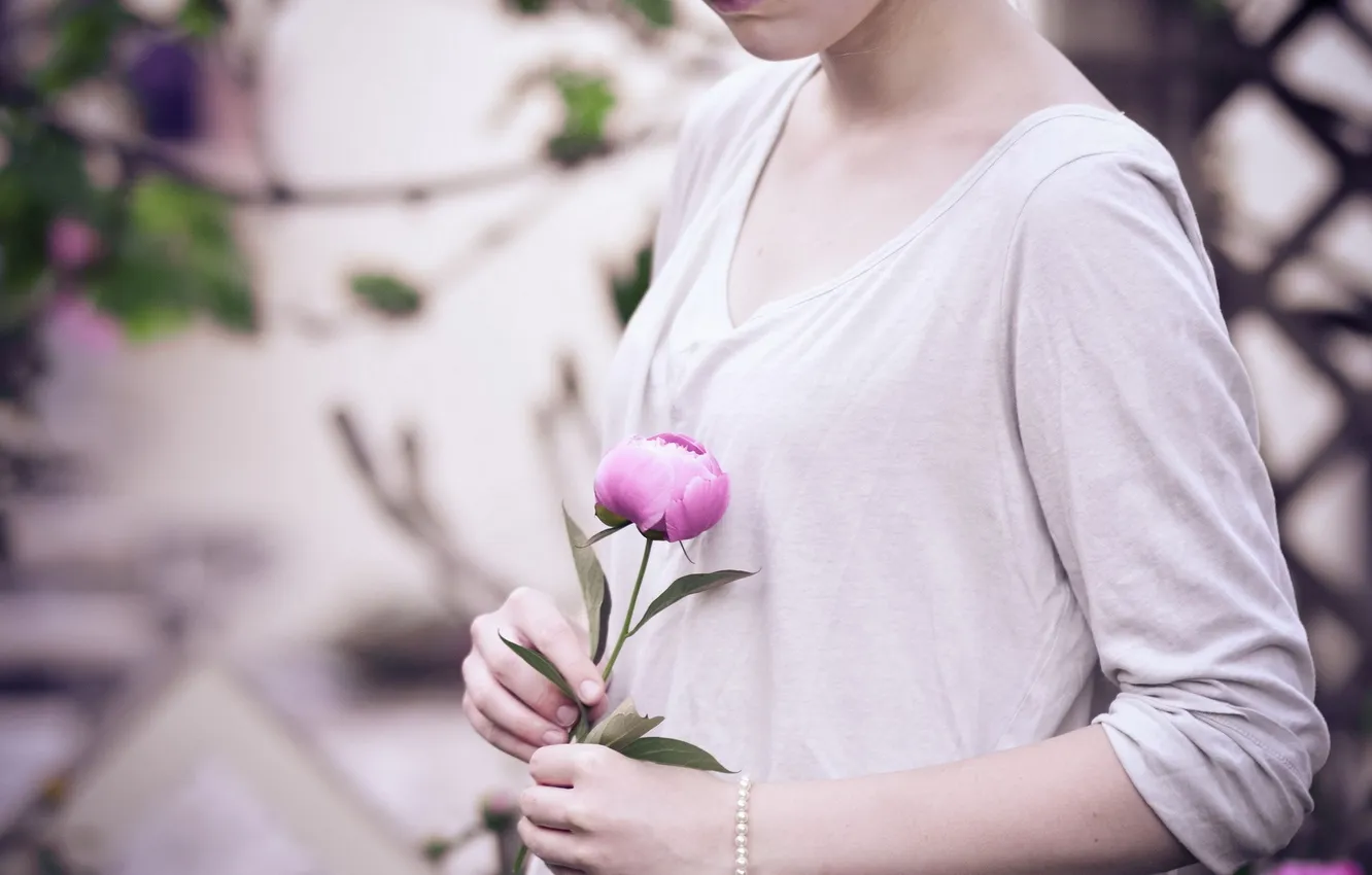 Photo wallpaper girl, flowers, hands