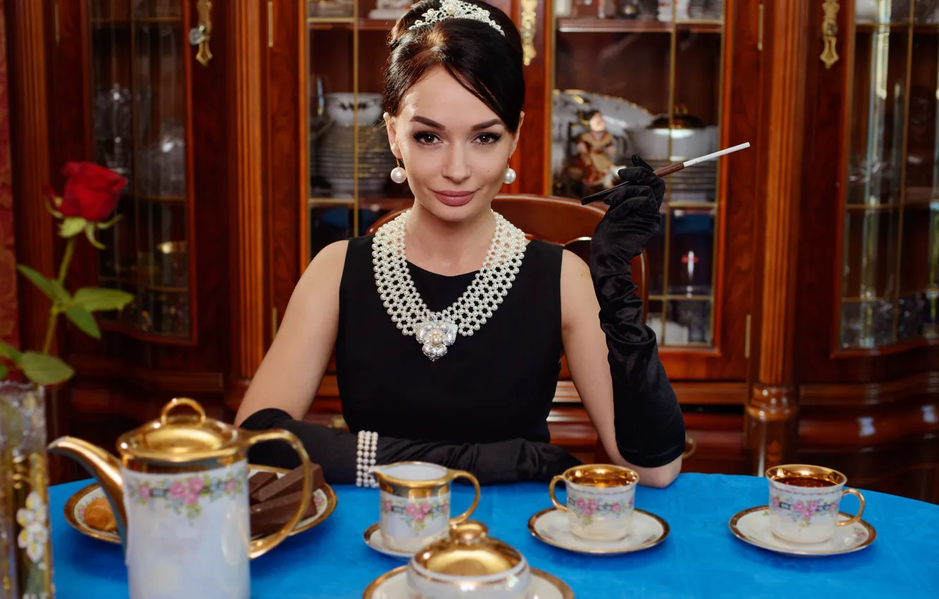 Photo wallpaper look, decoration, flowers, pose, smile, furniture, portrait, roses