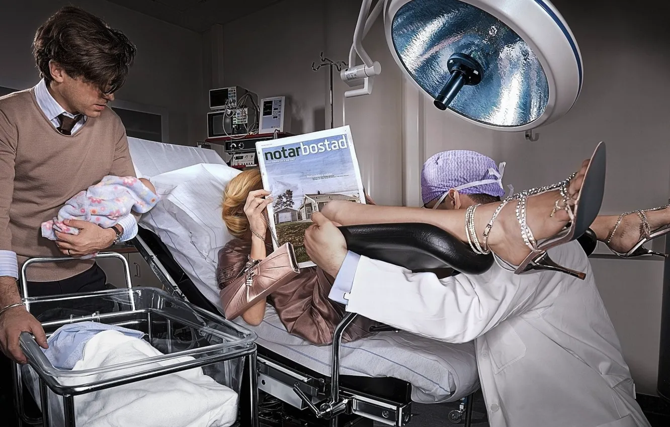 Photo wallpaper the situation, newspaper, the doctor, gives birth