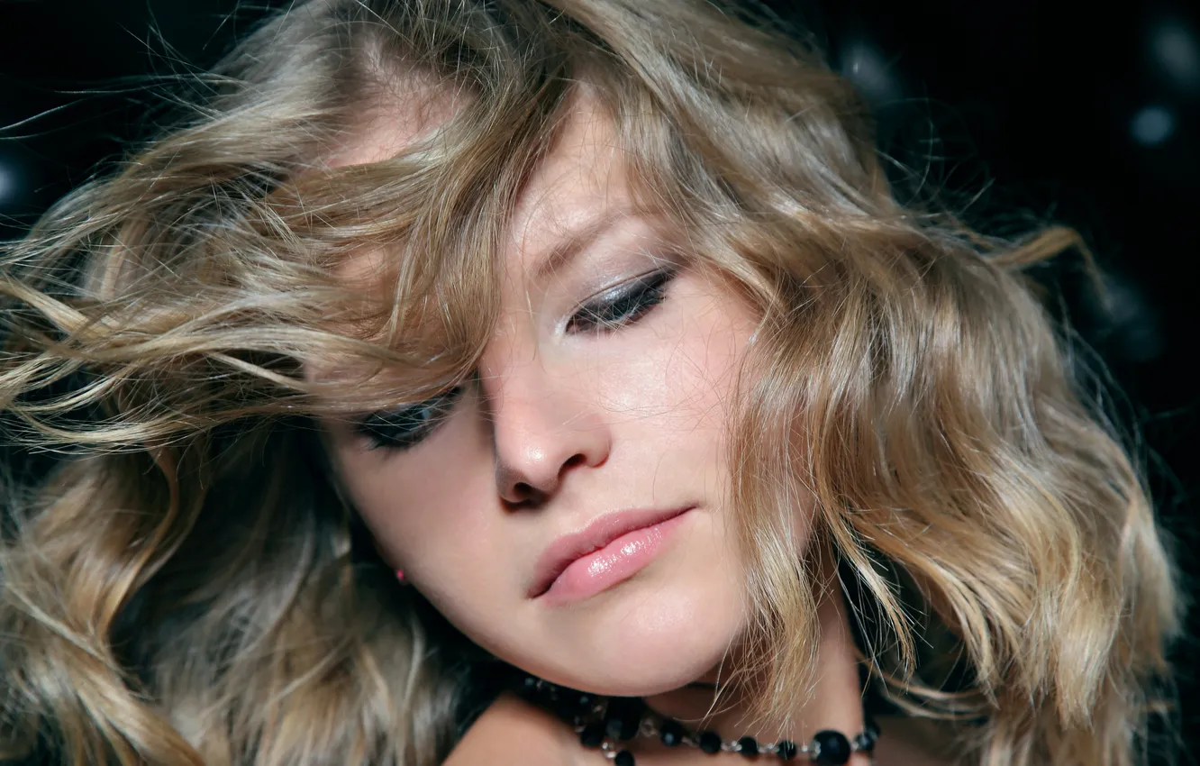 Photo wallpaper girl, blonde, beads, curls, Catherine A