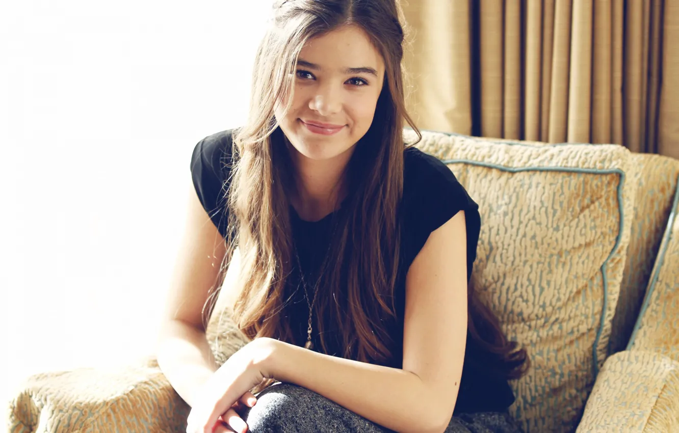 Photo wallpaper smile, chair, actress, singer, Hailee Steinfeld, Haley Steinfeld
