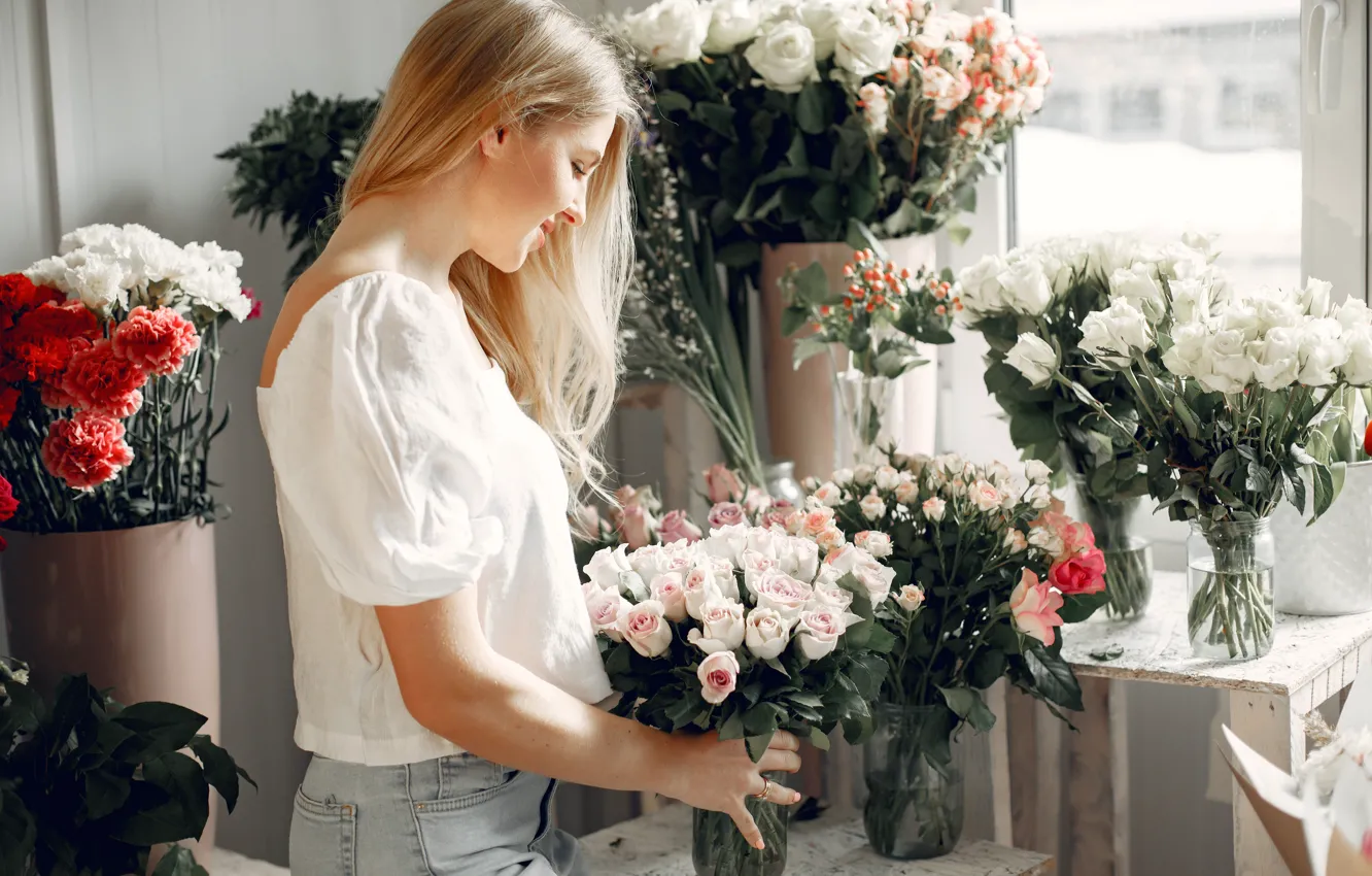 Photo wallpaper girl, flowers, roses, bouquet