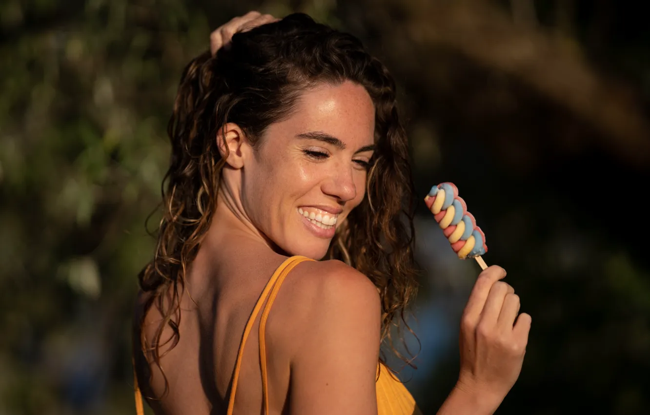 Photo wallpaper the sun, pose, model, portrait, makeup, hairstyle, ice cream, brown hair