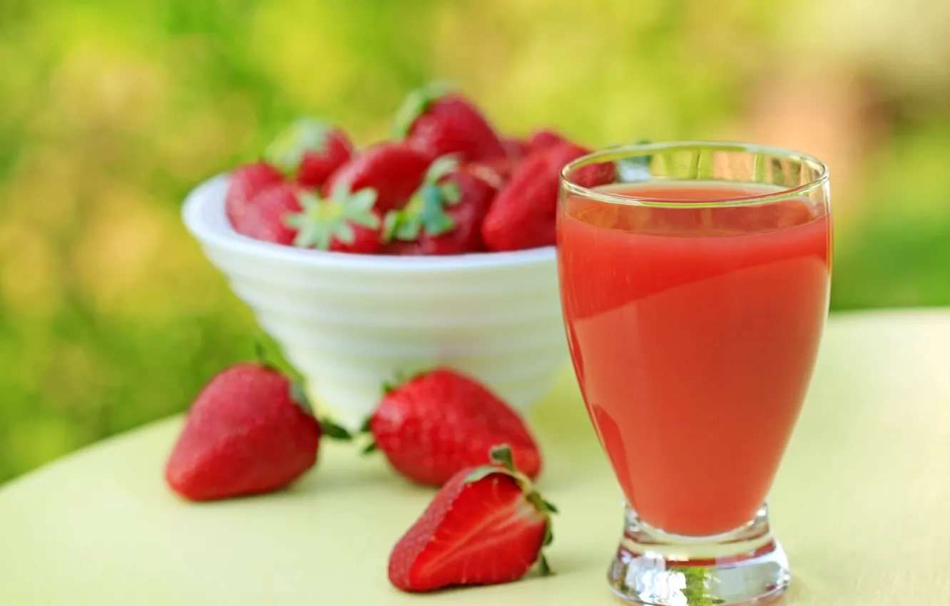 Photo wallpaper glass, table, strawberry, berry, juice, Cup, red, bokeh
