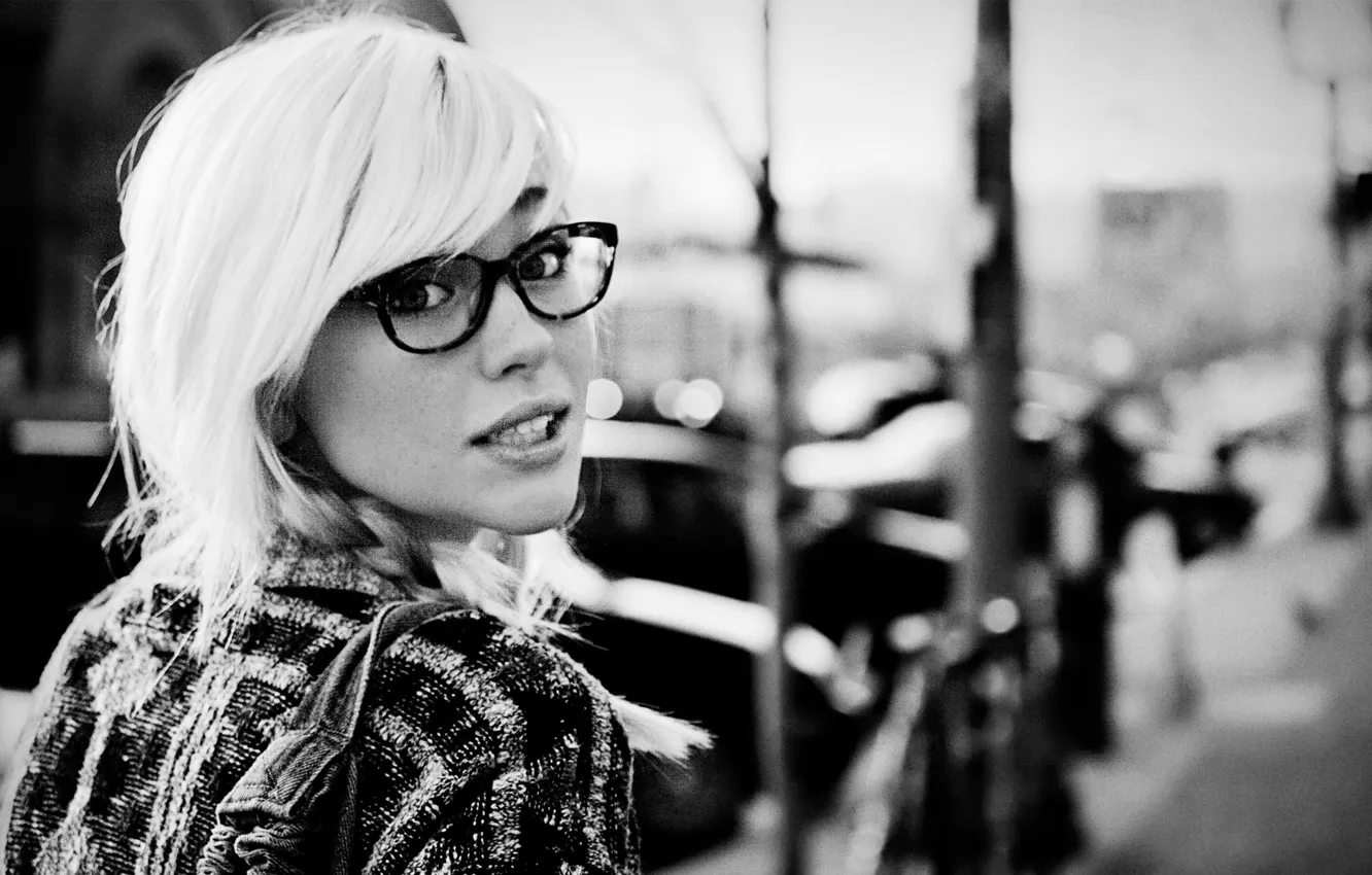 Photo wallpaper glasses, blonde, beauty, freckles, black and white, Devon Jade