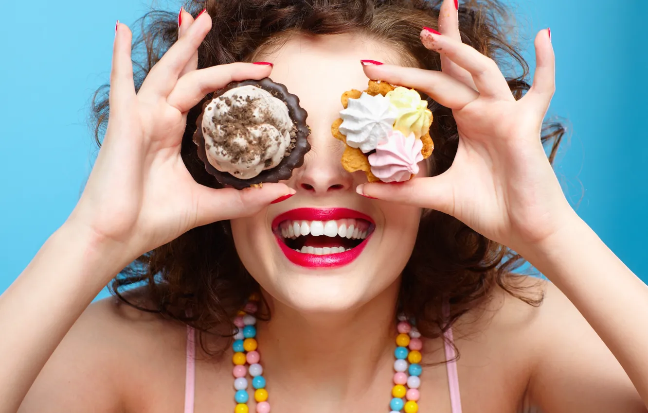 Photo wallpaper girl, smile, beads, girl, smile, cakes, biscuit, biscuit