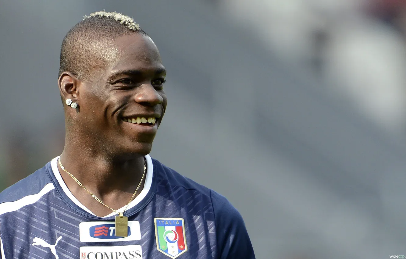 Photo wallpaper football, hairstyle, Italy, emblem, chain, Balotelli