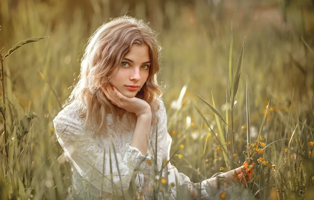 Photo wallpaper grass, look, the sun, pose, model, portrait, makeup, hairstyle