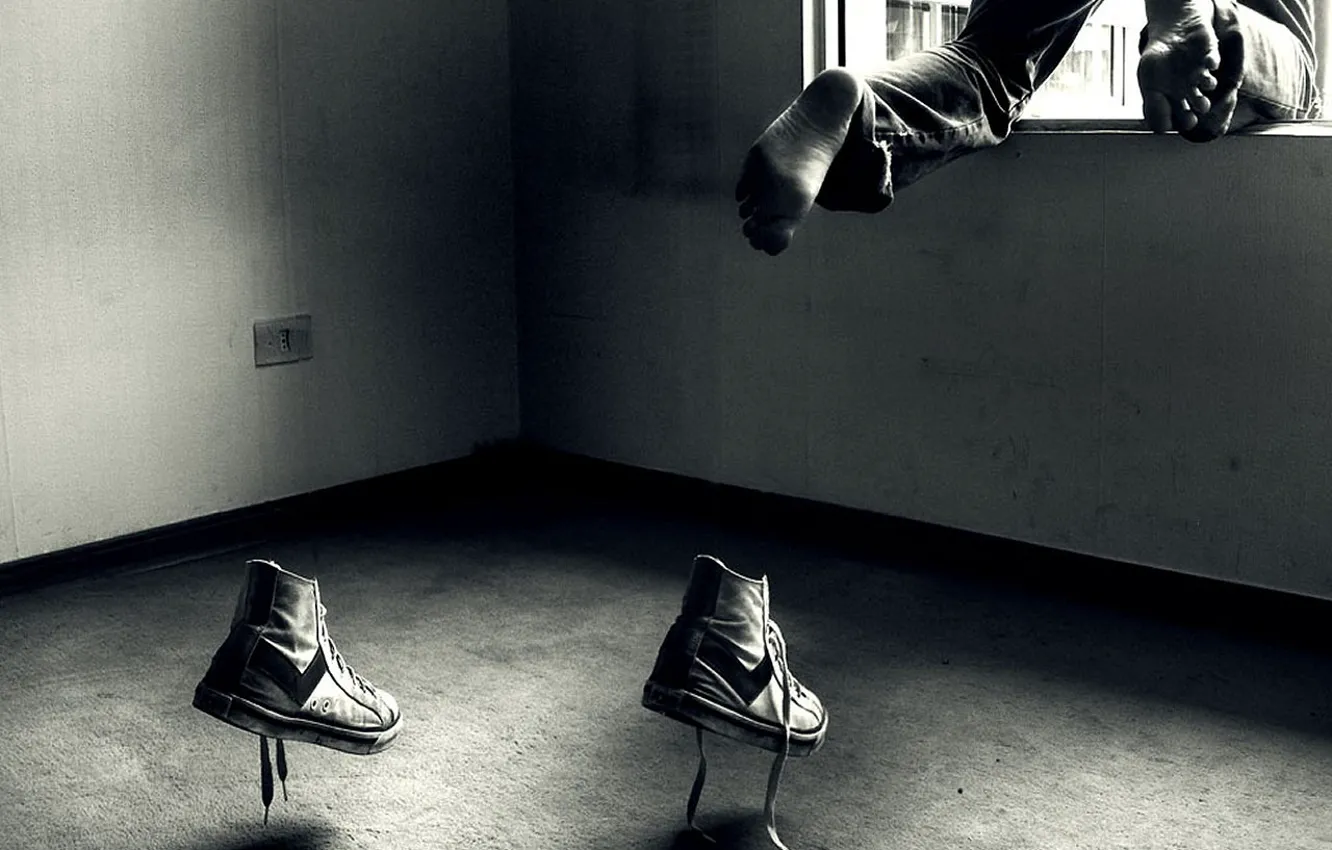 человек карабкается по стене. бежит с чемоданом. джейсон стэтхэм бежит в халате. бегущая голова. Josh hamilton outsourced.