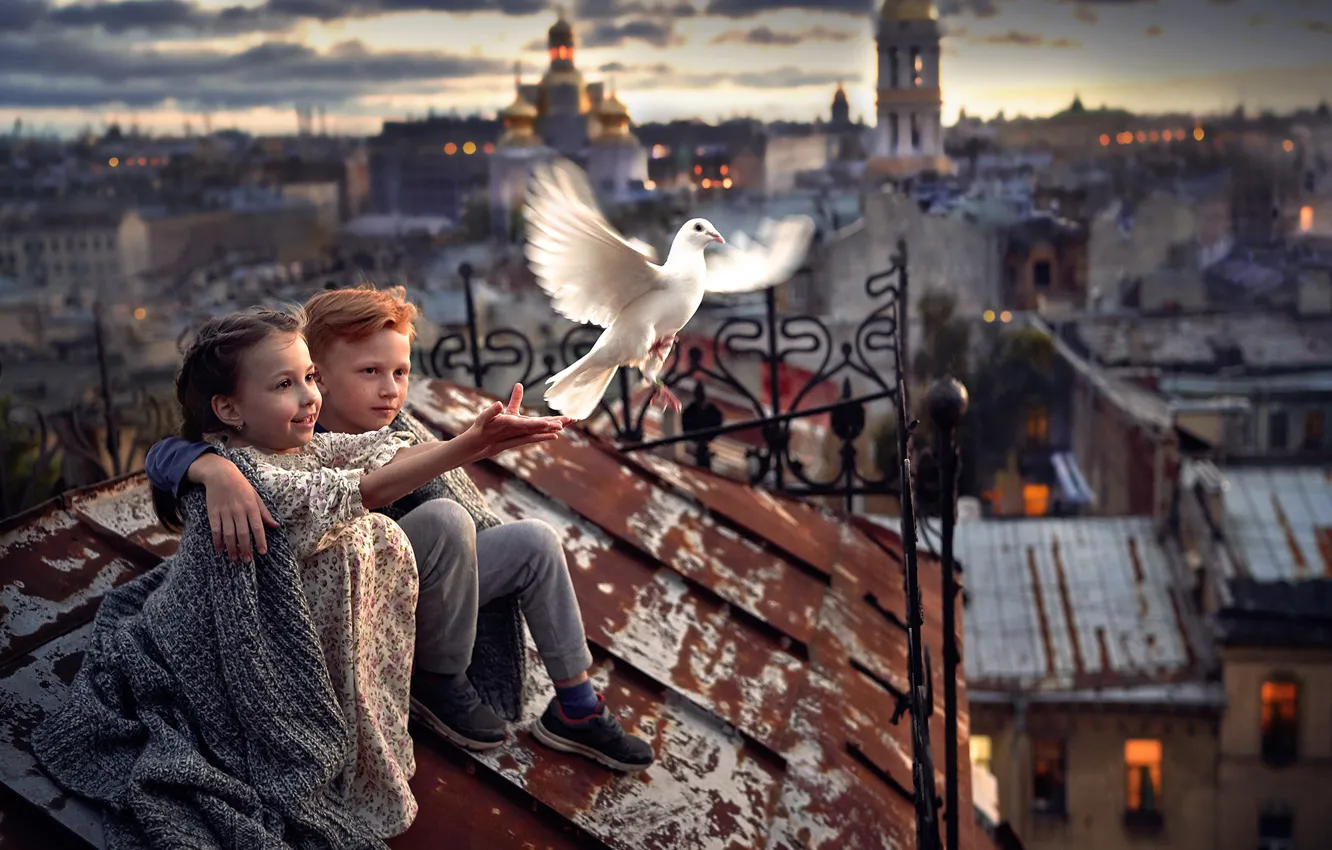 Photo wallpaper children, the city, bird, boy, friendship, girl, friends, on the roof