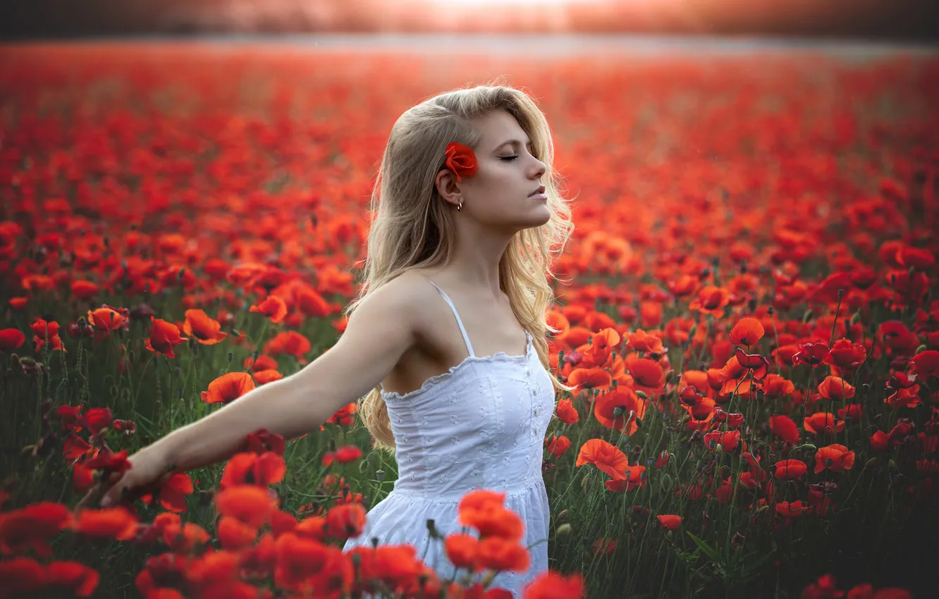 Photo wallpaper hands, shoulders, red, flowers, light, blonde, walk, closed eyes