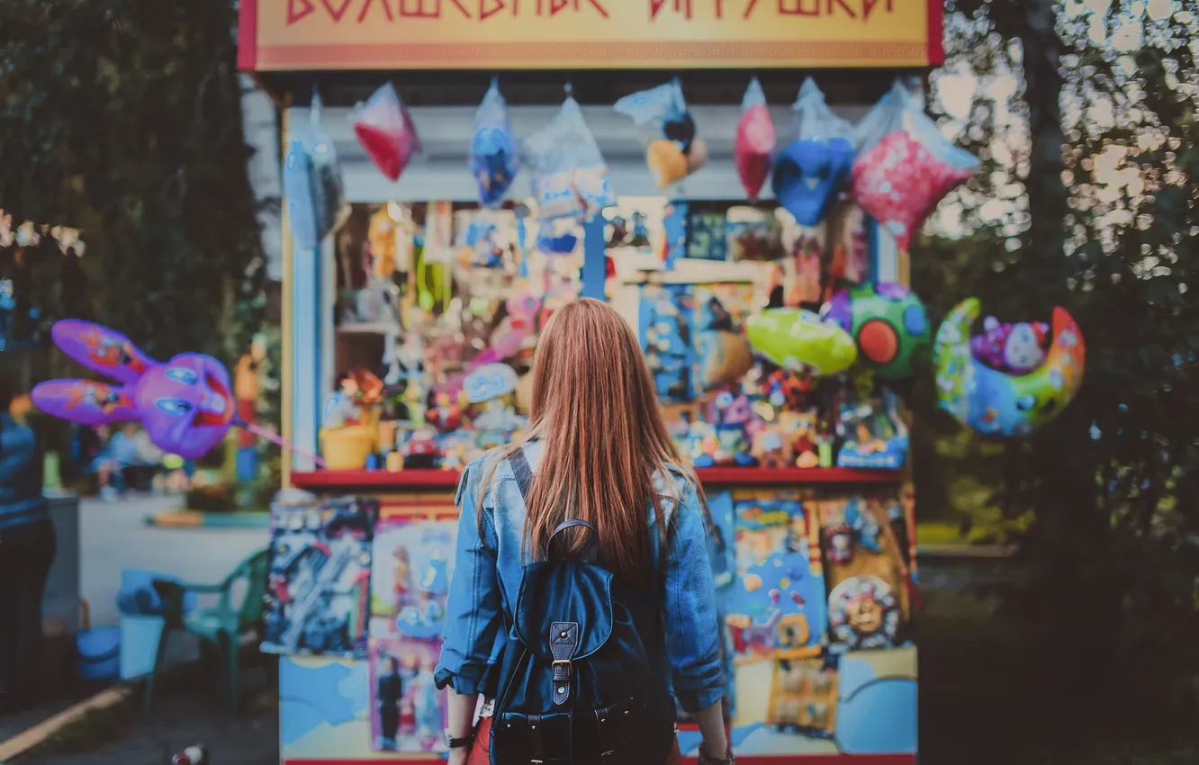 Photo wallpaper girl, balls, Park, hair, back, backpack, jeans, dzhinsovka