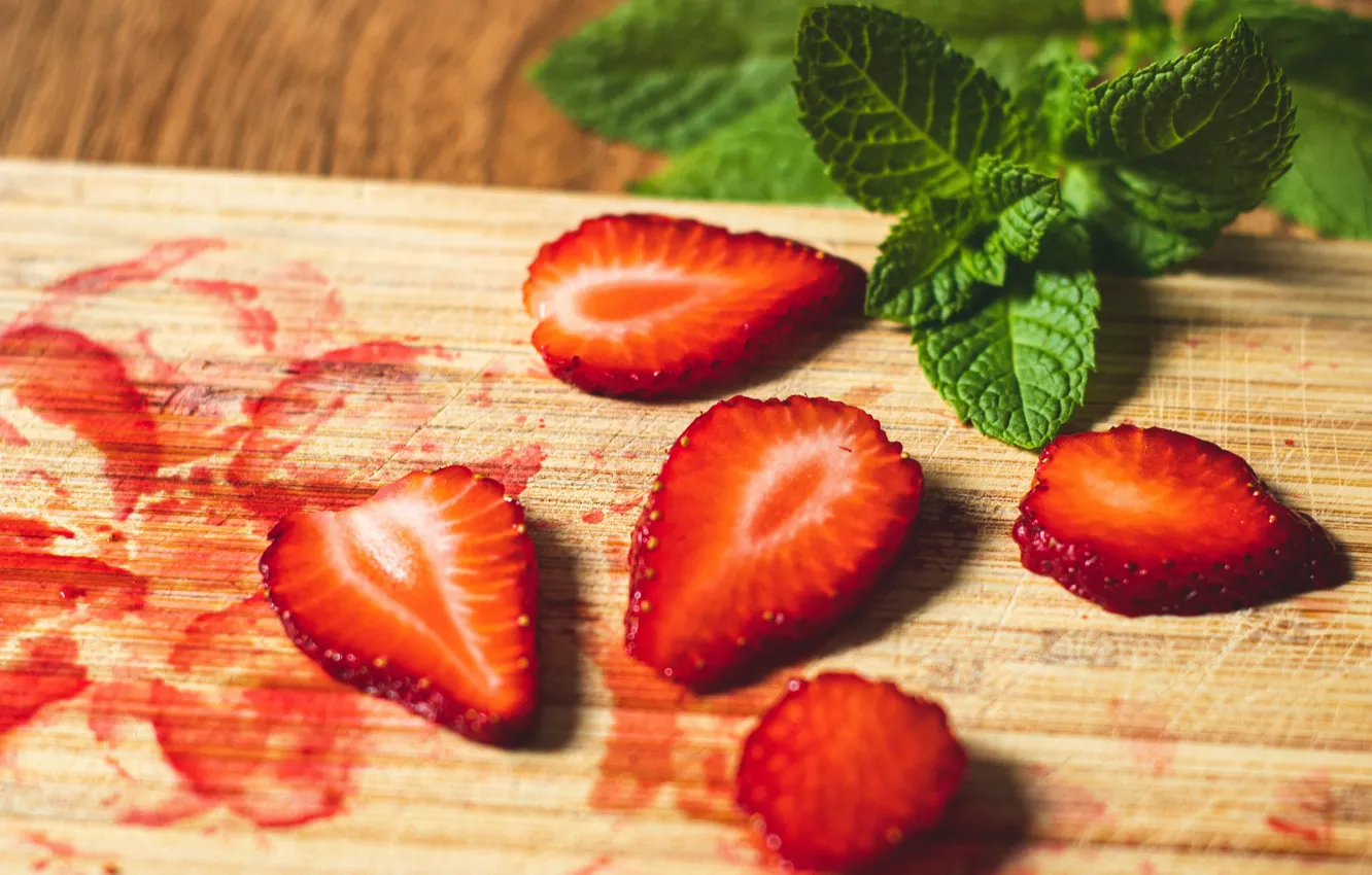 Photo wallpaper leaves, traces, berries, Board, strawberry, mint, slices
