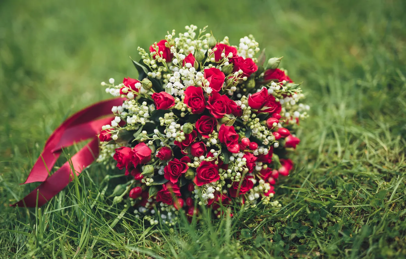 Photo wallpaper grass, roses, bouquet, red, wedding, bouquet, wedding, chic
