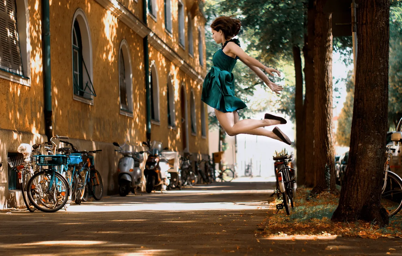 Photo wallpaper girl, the city, street, gravity
