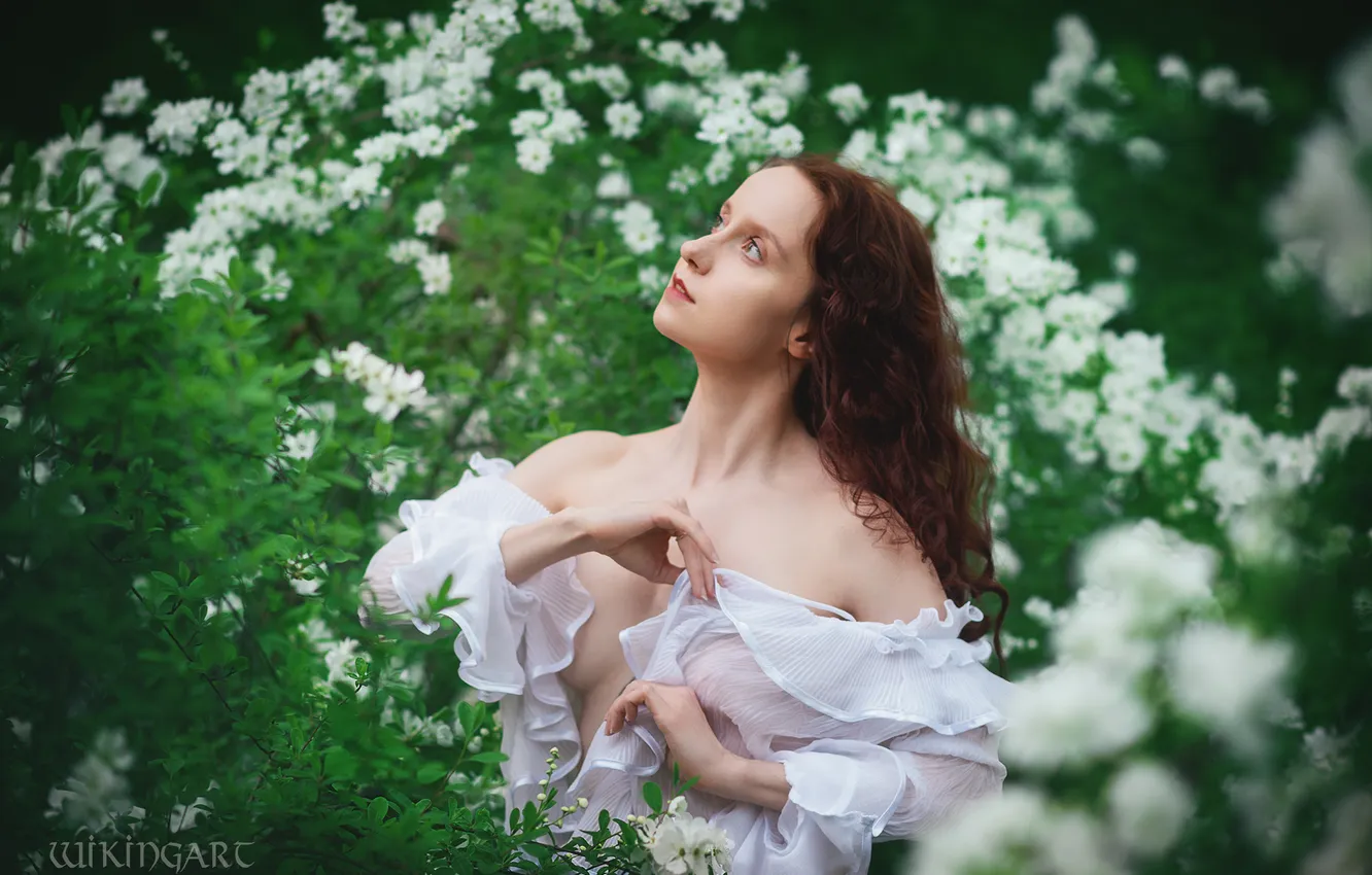 Photo wallpaper greens, white, chest, summer, look, girl, nature, pose