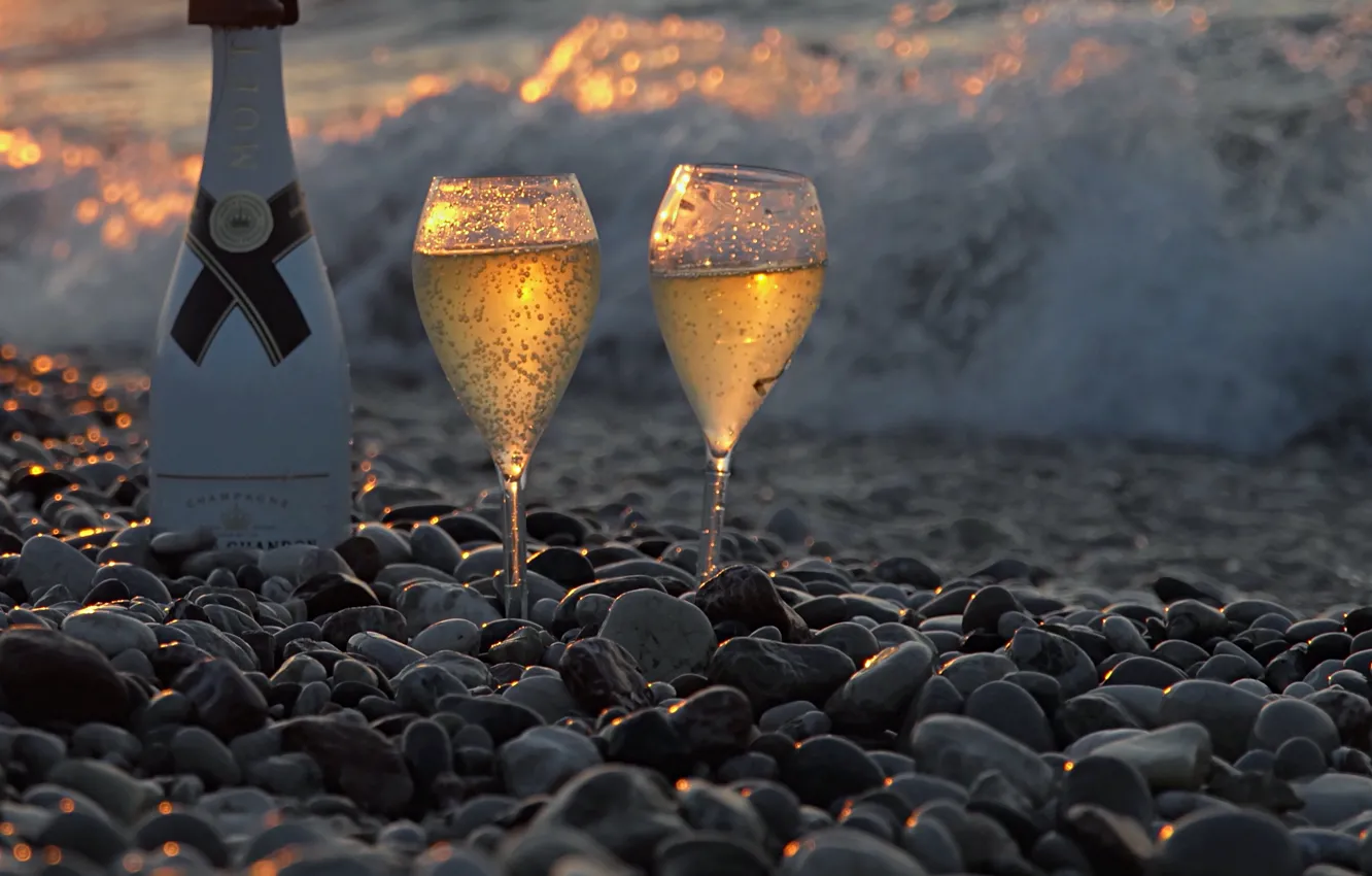 Photo wallpaper glass, beach, dusk, stones, champagne